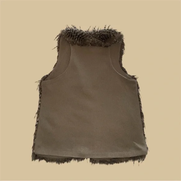🛍️SALE🛍️ Forever 21 Faux Fur Knit Vest - Picture 4 of 7